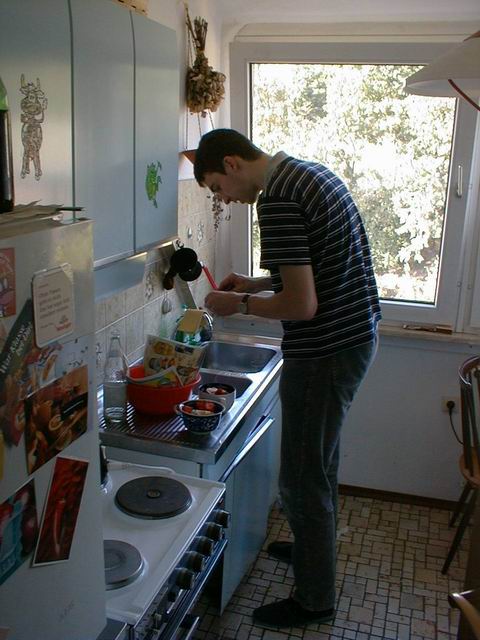 Igor beim Erdbeerschneiden