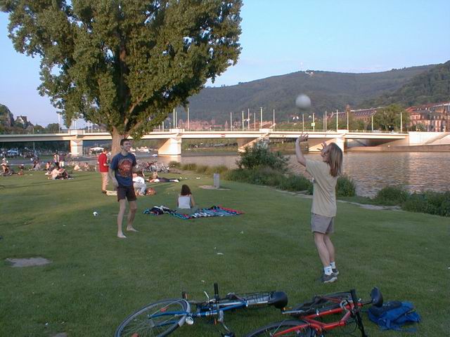Igor und Lars beim Volleyball